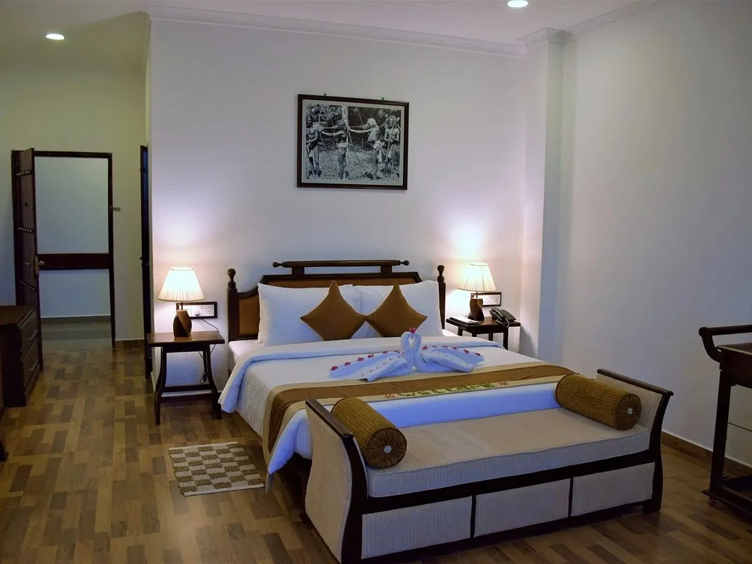 Hotelzimmer mit kleinen Lampen